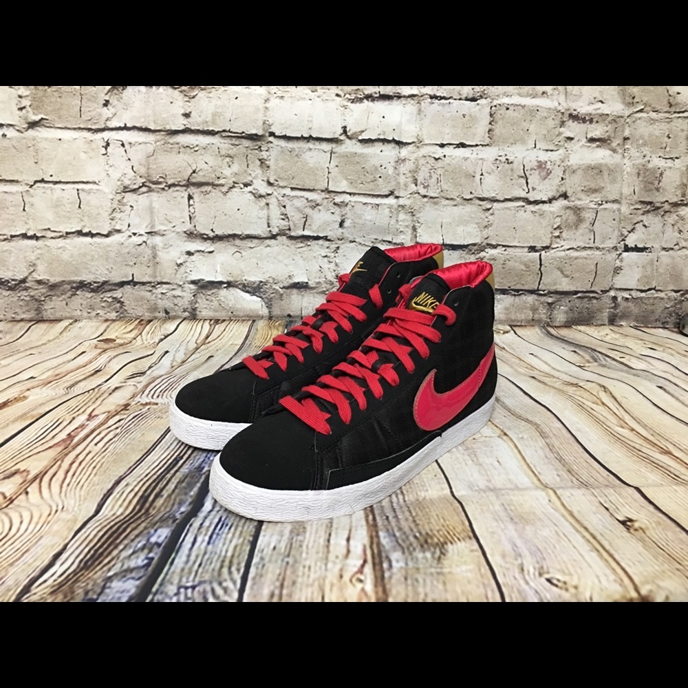 Nike Blazer in Black and Pink